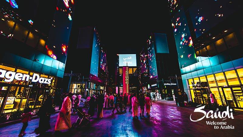 El-Riyadh street at night