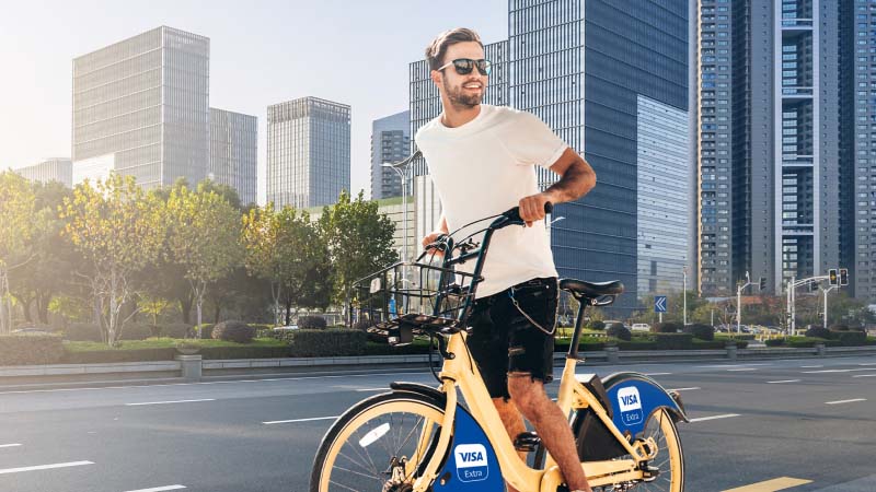 Мужчина на велосипеде Kolobike